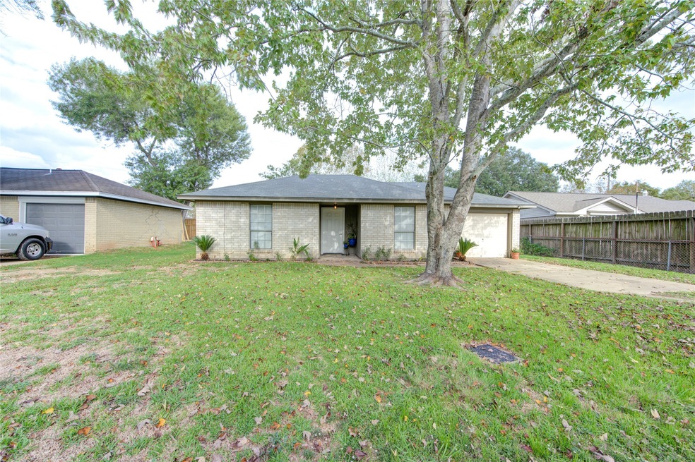 310 N 9th St, Beasley, TX 77417 - photo 1