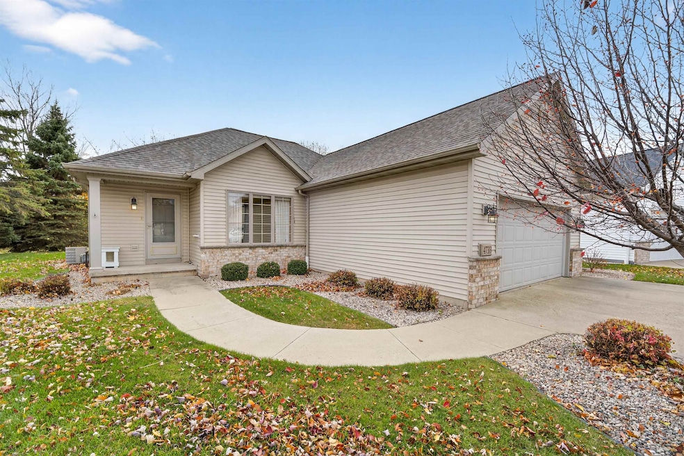 4733 Westbrook Ct, Appleton, WI 54913 - photo 1