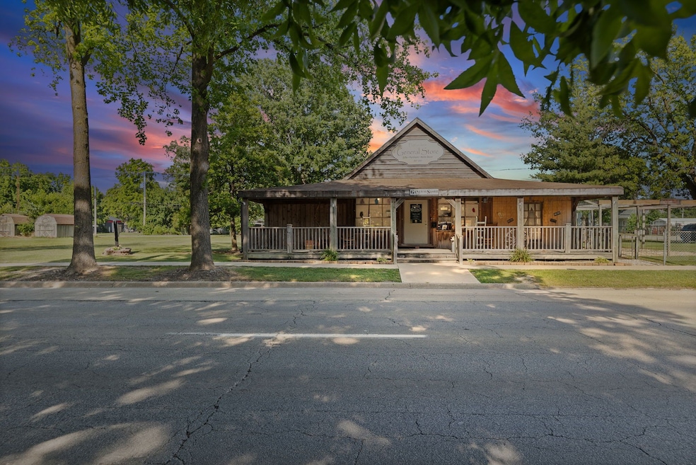 607 N Poplar St, Centralia, IL 62801 - photo 1