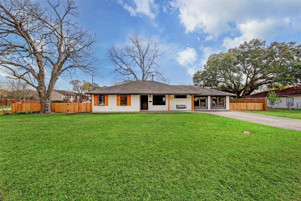 424 Bowman Dr, Alvin, TX 77511 - photo 1