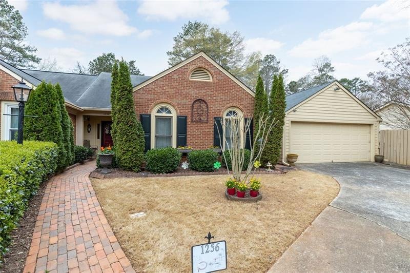 WELCOME HOME - GORGEOUS MASTER ON MAIN IN MARIETTA