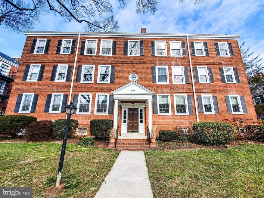 3079 S Buchanan St unit B2, Arlington, VA 22206 - photo 1