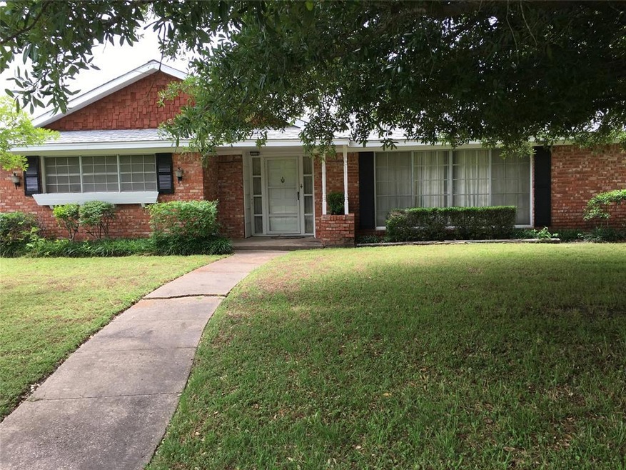 601 Hunter St, Bonham, TX 75418 - photo 1