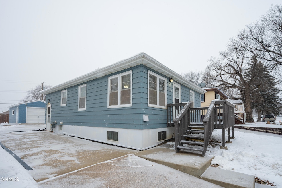 514 N 20th St, Bismarck, ND 58501 - photo 1