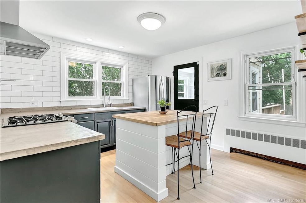 Eat-in-kitchen with island
