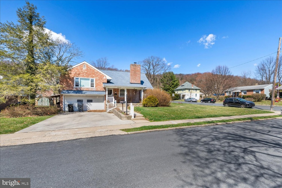 922 Brighton Ave, Reading, PA 19606 - photo 1