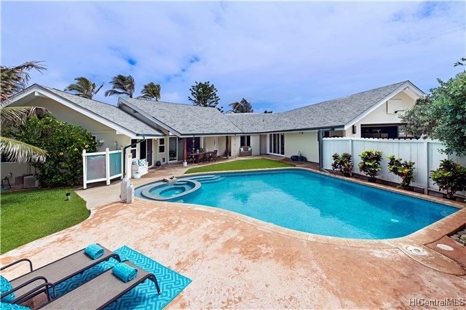 Lovely open floorplan which wraps around the enter