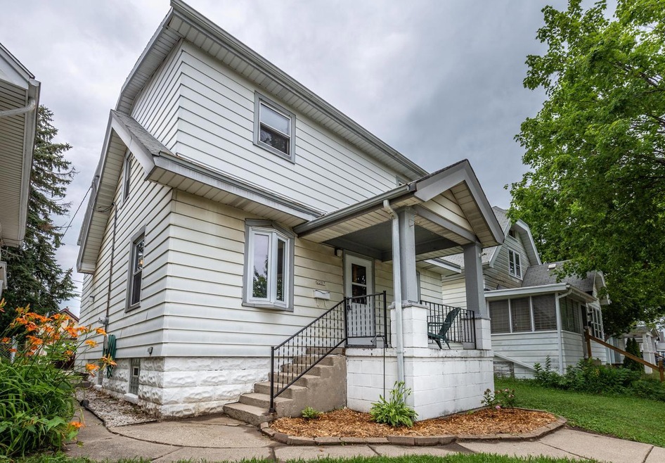 2207 S 59th St, West Allis