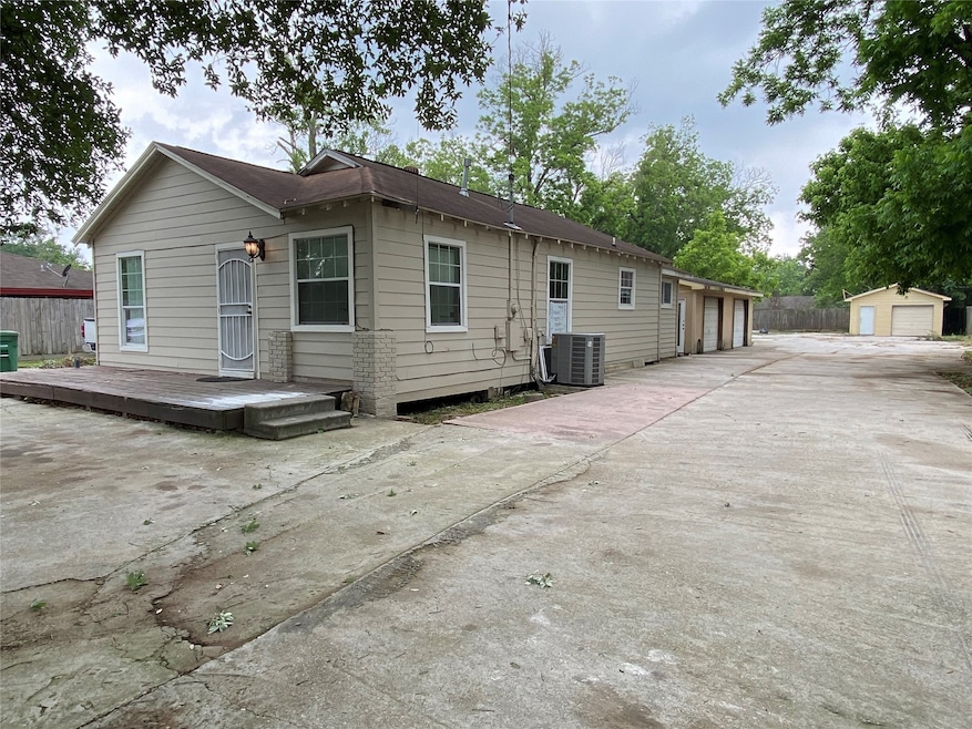 744 W Rittenhouse Rd, Houston, TX 77091 - photo 1