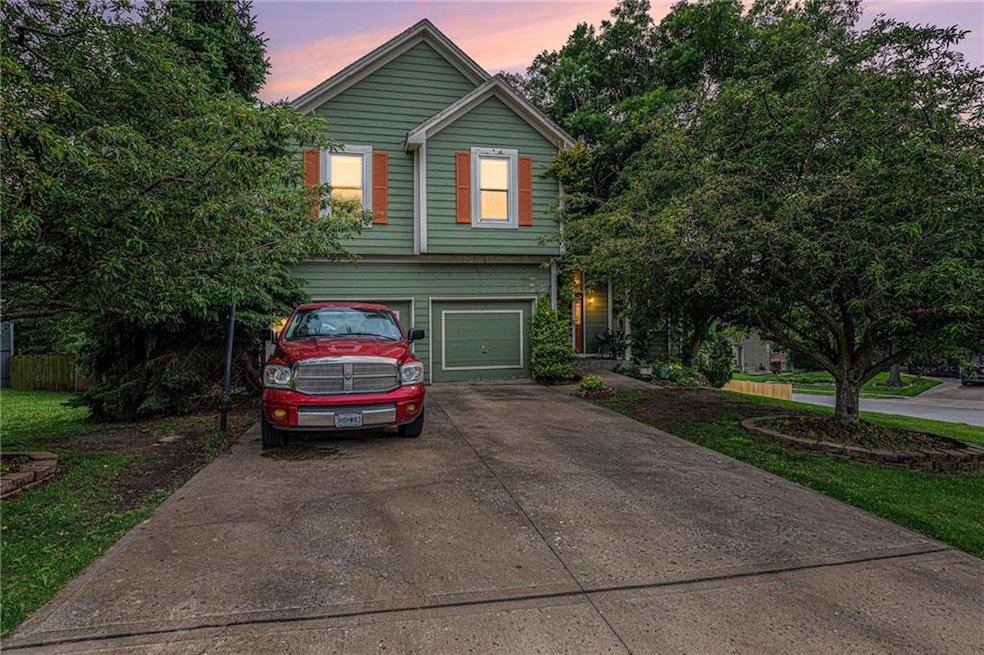 1515 Fox Run Ln, Raymore, MO 64083 - photo 1