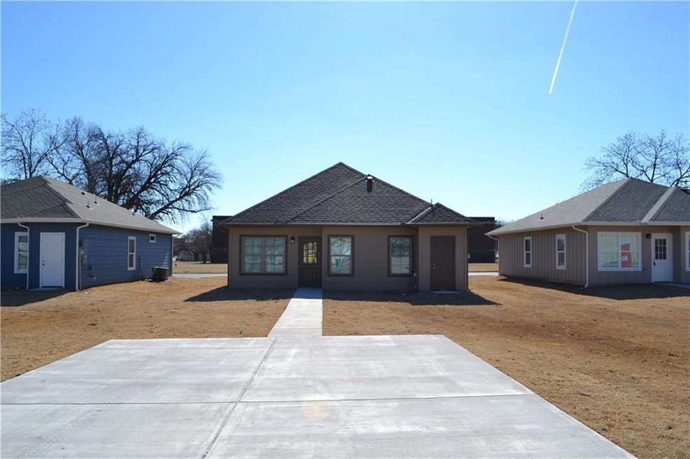 715 W Morton St, Denison, TX 75020 - photo 1