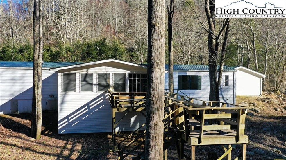 Expansive Deck overlooking Laurel Creek off the ba