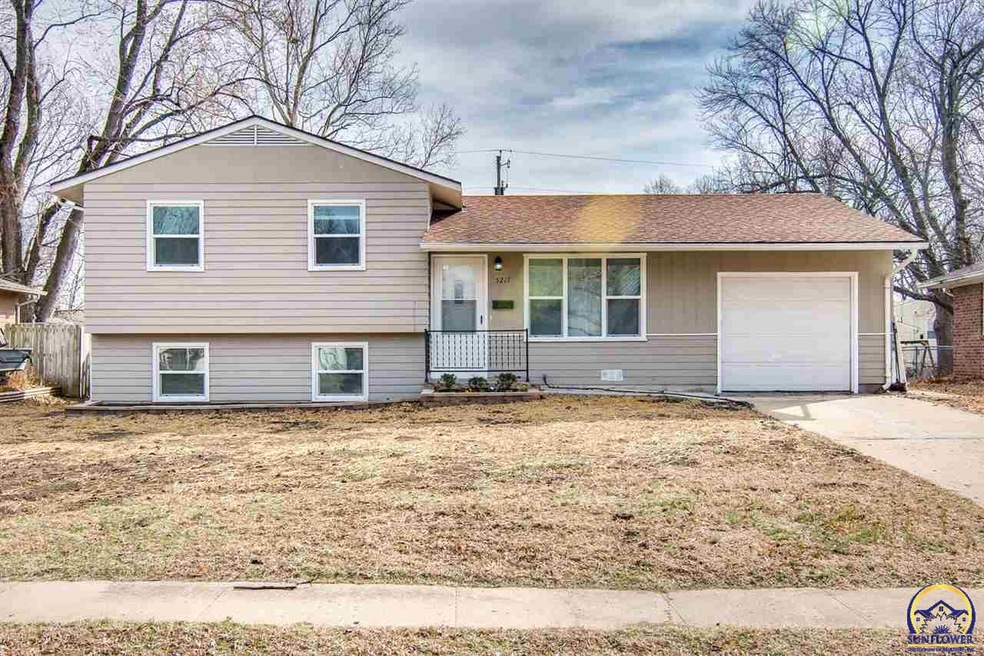 5217 SW 32nd St, Topeka, KS 66614 - photo 1