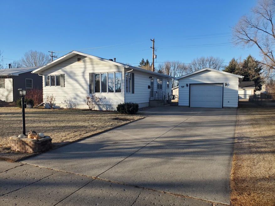 1610 S 18th St, Grand Forks, ND 58201 - photo 1