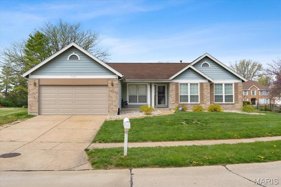 3903 Triple Crown Dr, Florissant, MO 63034 - photo 1