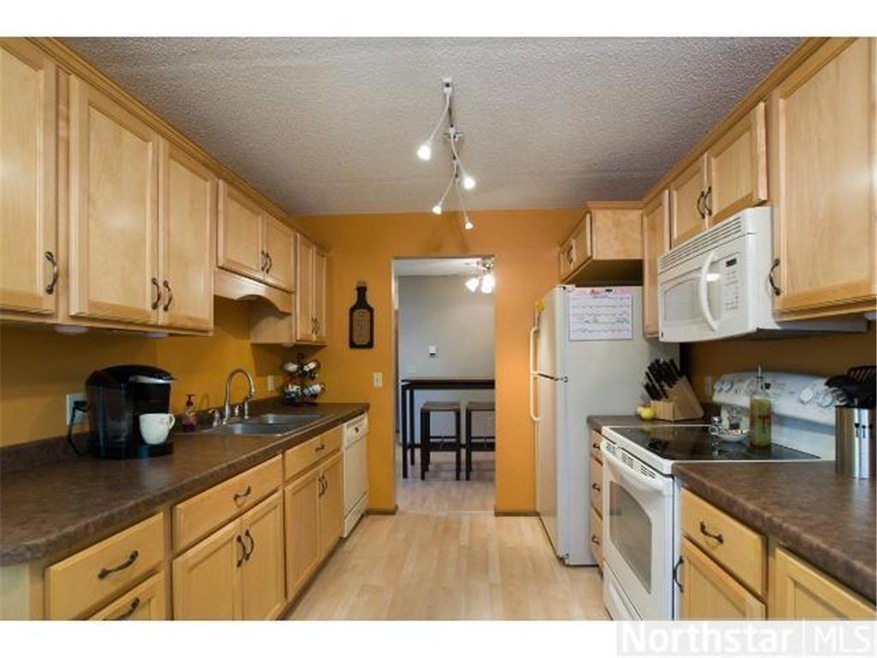 Beautifully updated upper level condo ideally loca