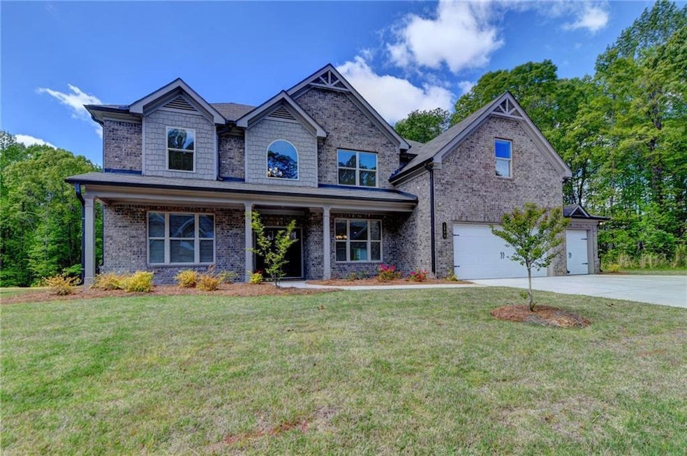 Craftsman inspired home featuring a front lawn and