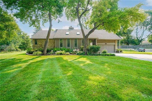 Beautiful Park Like Front Yard!