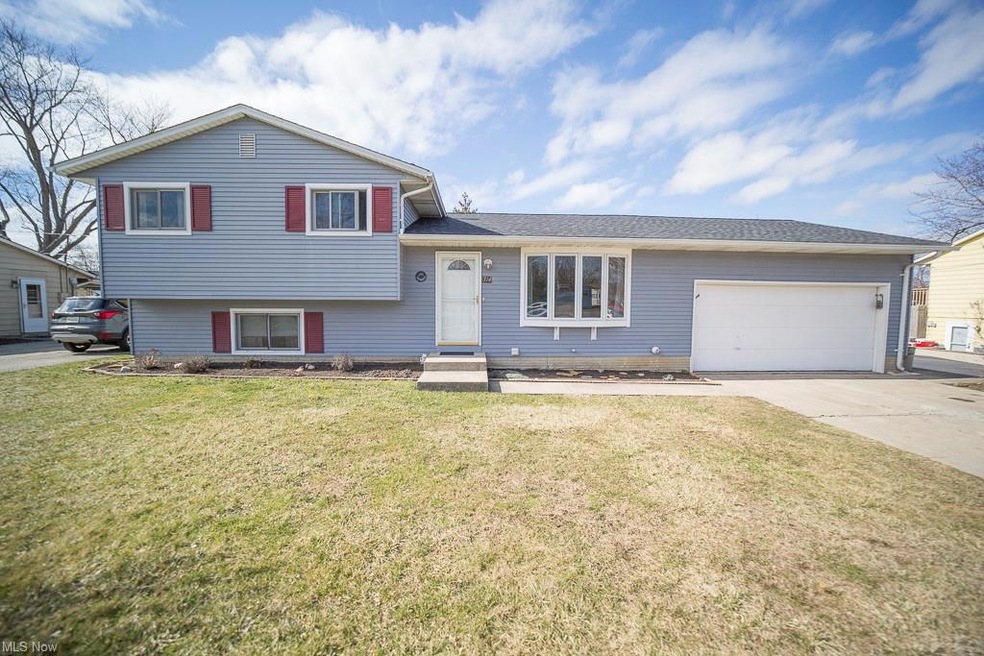 714 Hollywood Ave, Sheffield Lake, OH 44054 - photo 1