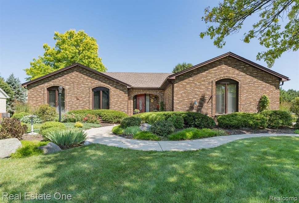 3436 Wedgewood Dr, Rochester Hills, MI 48306 - photo 1