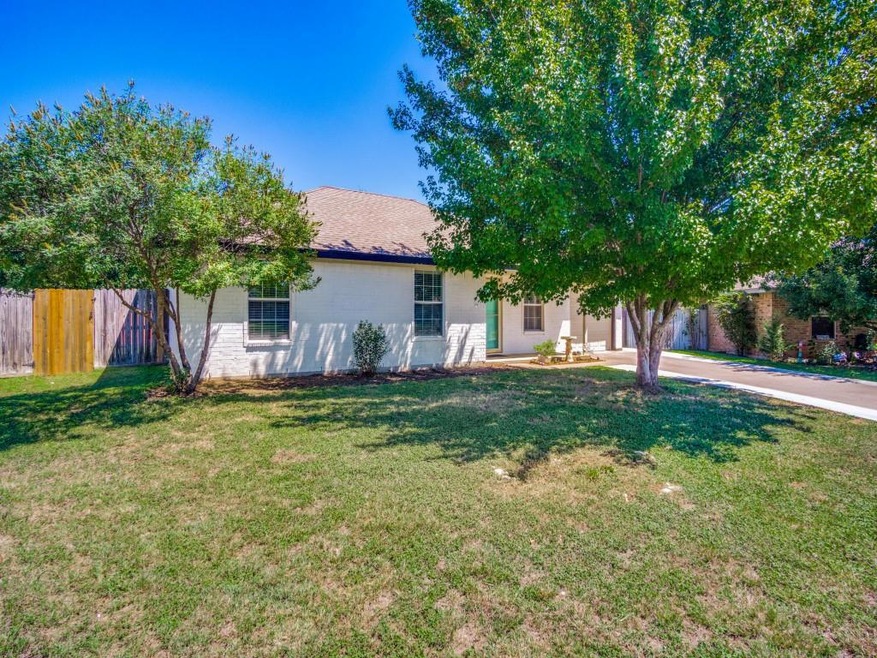 1102 Lynnwood Ct, Cleburne, TX 76033 - photo 1