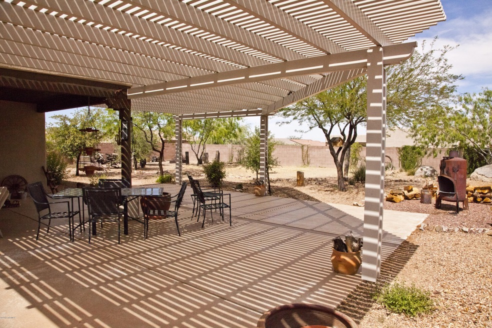 Kauss- Patio and yard