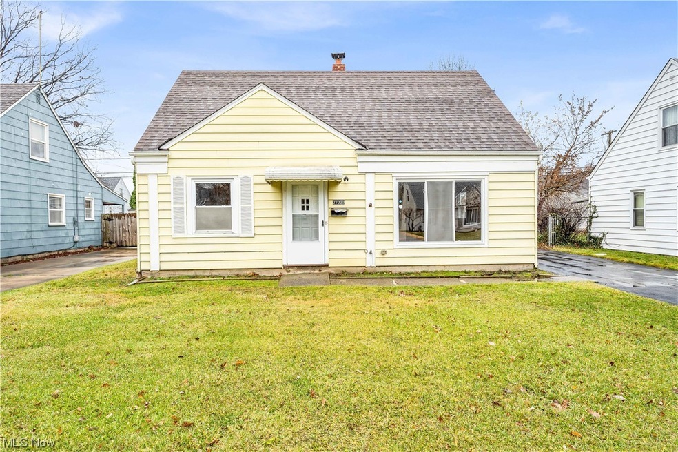 Bungalow featuring a front lawn