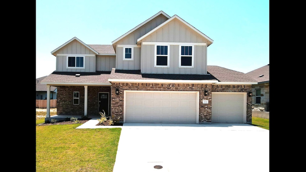 Craftsman-style house featuring concrete driveway