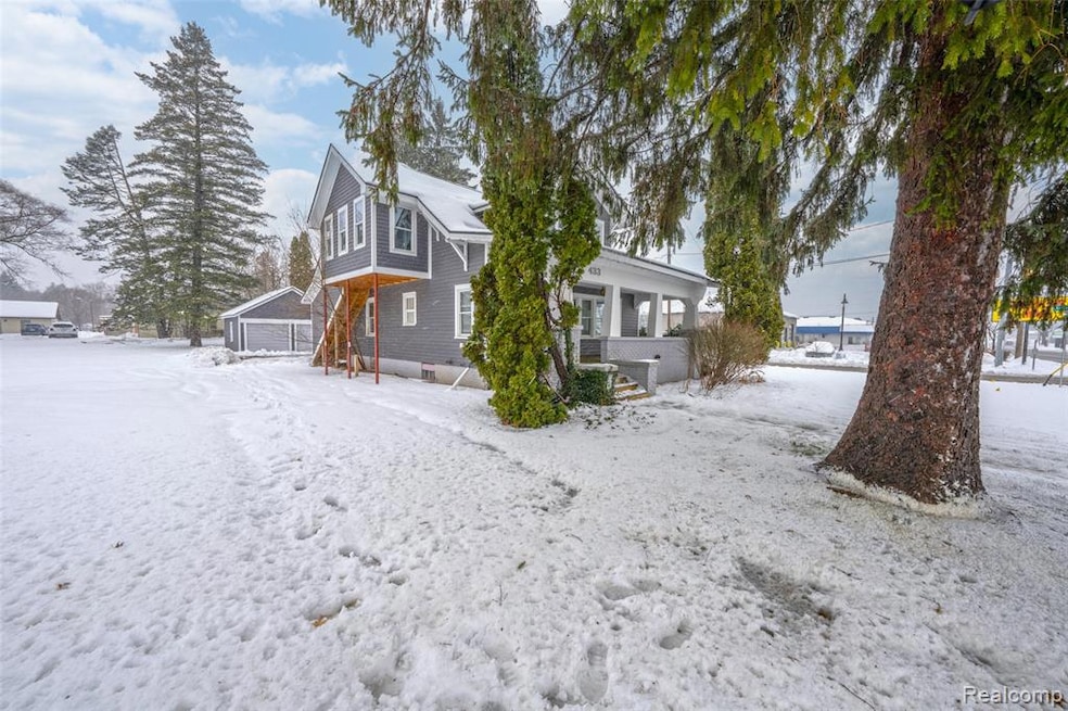 431 N Saginaw St, Holly Vlg, MI 48442 - photo 1