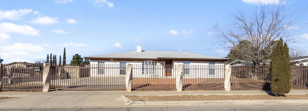 1301 Vista de Oro Dr, El Paso, TX 79935 - photo 1