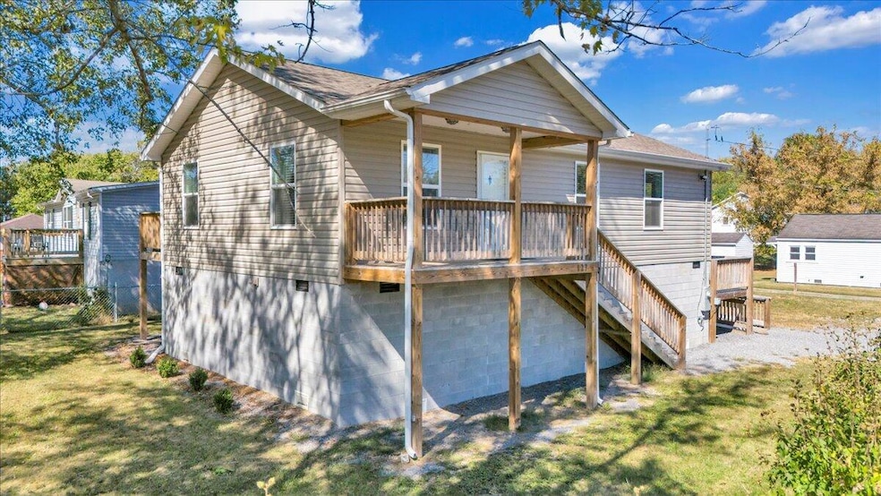 127 Calhoun St, Alderson, WV 24910 - photo 1