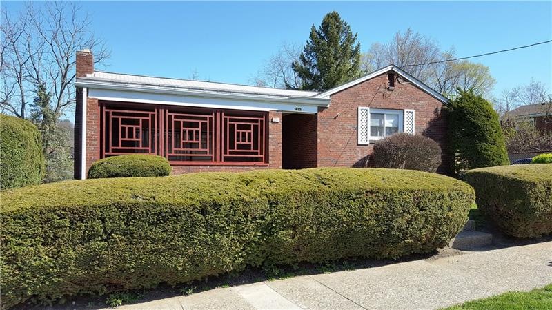 Welcome 70 425 Oakwood. This 3 bedroom brick ranch