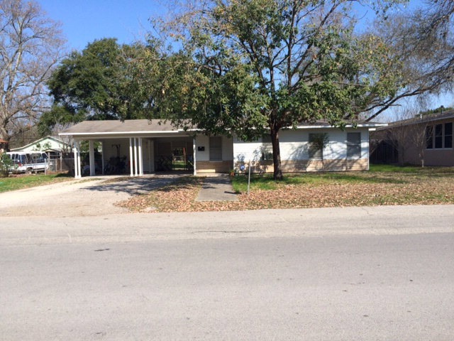 1012 E Cedar St, Seguin, TX 78155 - photo 1