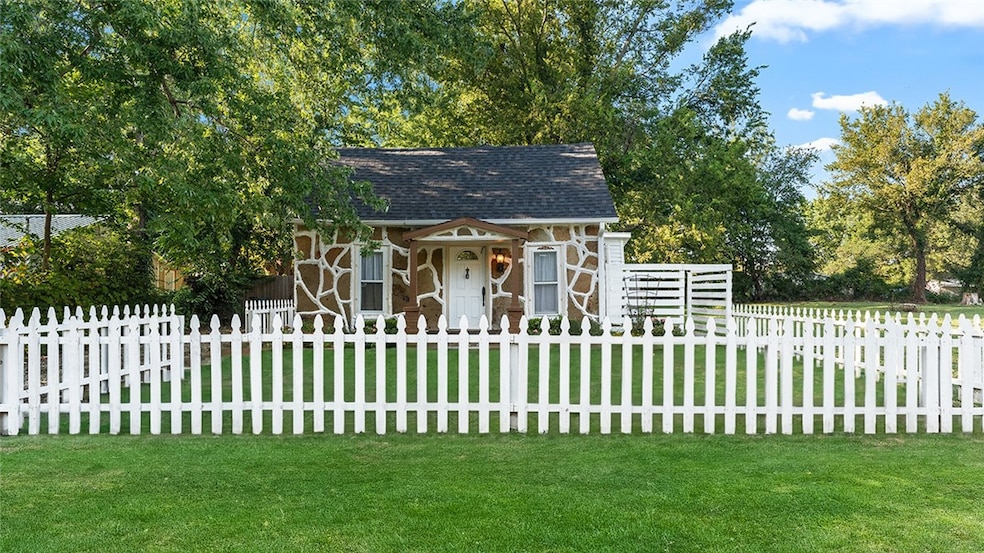 306 W Thurman St, Prairie Grove, AR 72753 - photo 1