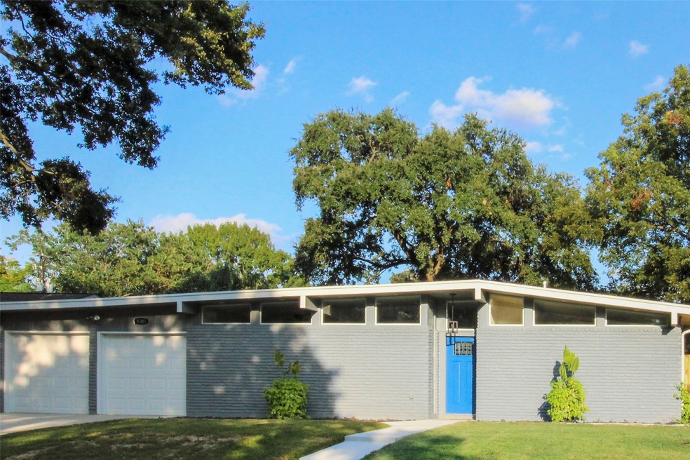 GREAT DESIGN AND ARCHITURE! 3 BEDROOM 2 BATH 1 STO