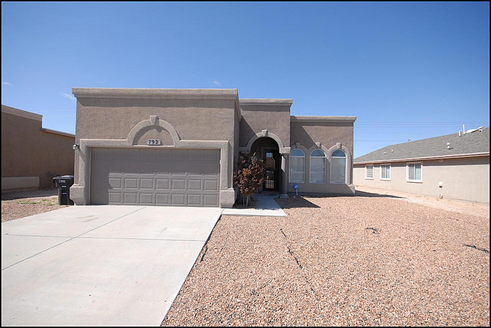 792 Desert Sage Dr, Horizon City, TX 79928 - photo 1