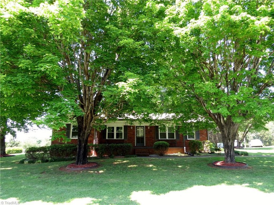 309 N Greenbriar Rd, Statesville, NC 28625 - photo 1