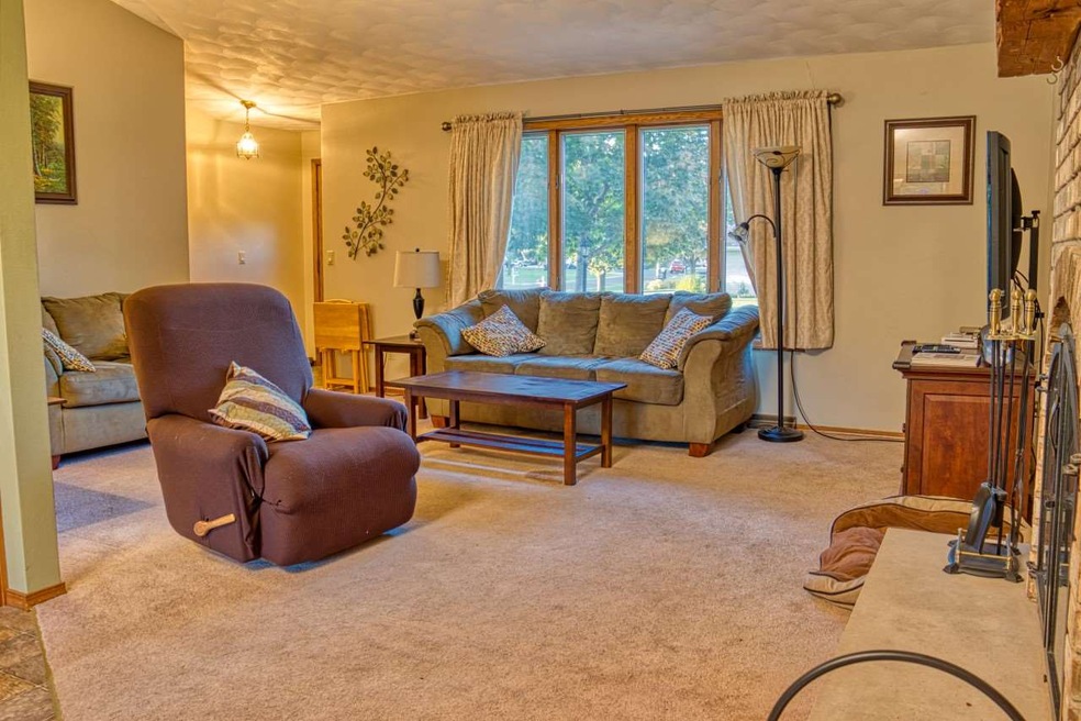 N9630 Darboy Dr, Appleton, WI 54915 - photo 1