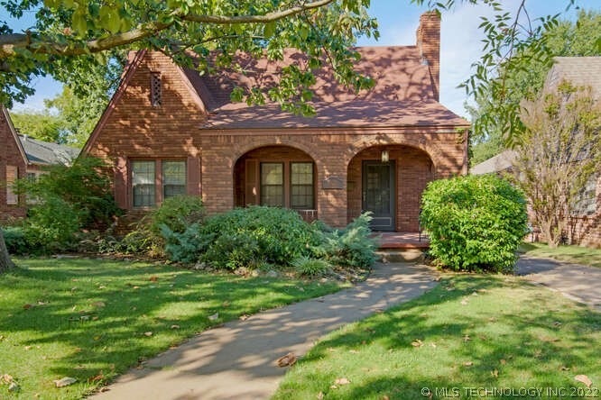 Nestled in the heart of Florence Park, this timele