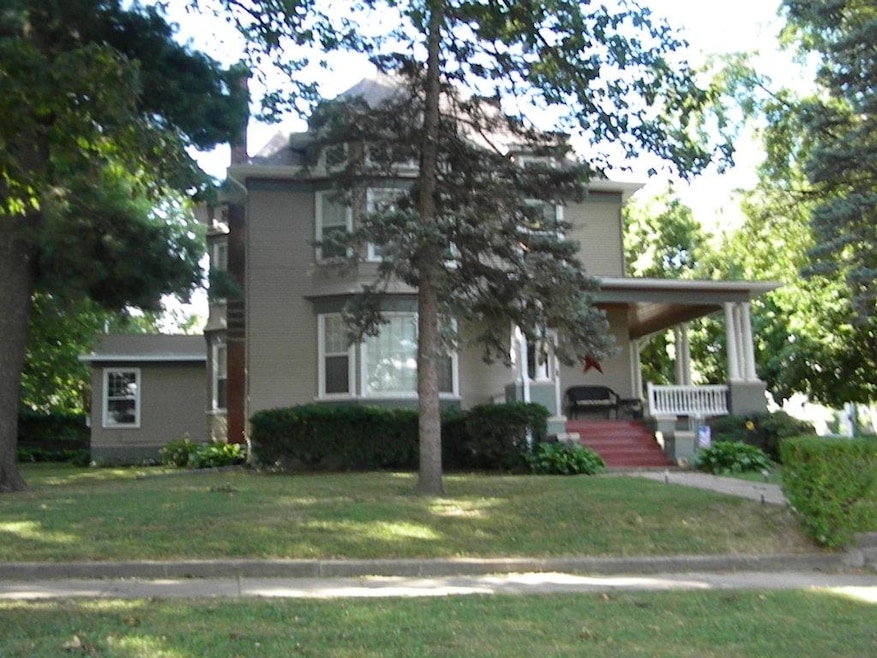 306 W Thomas Ave, Shenandoah, IA 51601 - photo 1