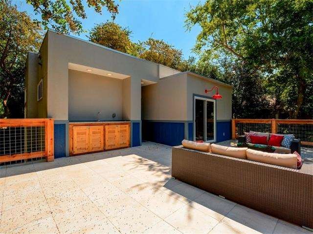 Roof top deck off of Master Suite (new slider door