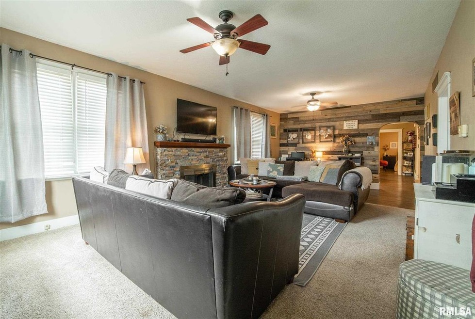 511 Decatur St, Lincoln, IL 62656 - photo 1