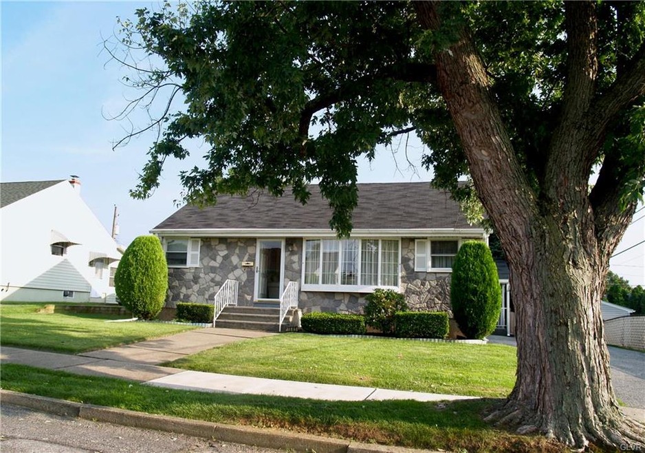 1583 Eastwood Dr, Bethlehem, PA 18018 - photo 1