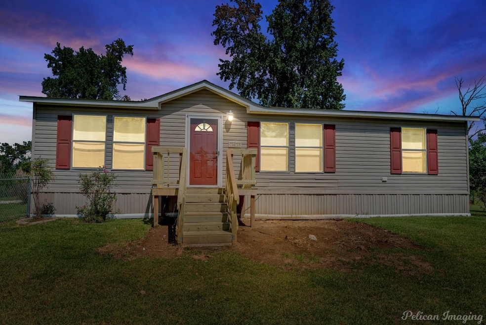 Manufactured / mobile home featuring a lawn