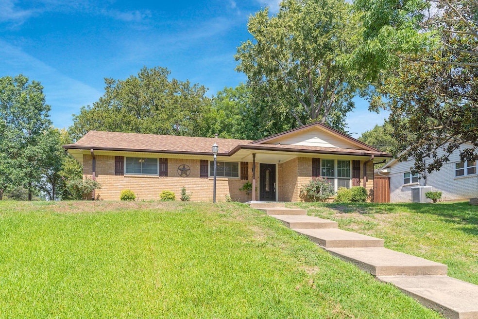 617 Edwards Dr, Denison, TX 75020 - photo 1