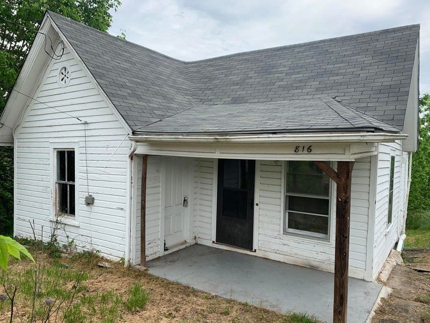 816 Paca St, Pulaski, VA 24301 - photo 1