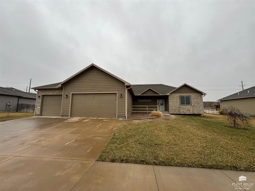 8747 N Kelliann Way, Manhattan, KS 66502 - photo 1