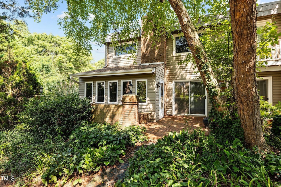 Beautiful condo in lovely setting!