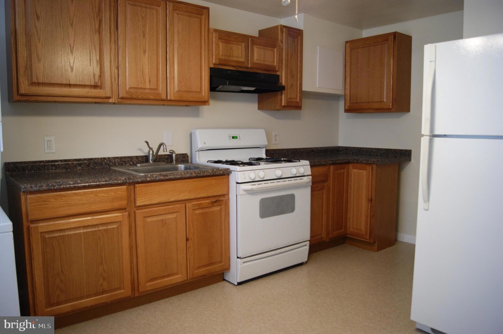 811 Regis Ct, Halethorpe, MD 21227 - photo 1