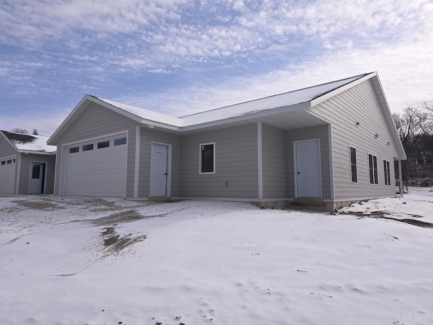 709 Washington St unit 4, Decorah, IA 52101 - photo 1